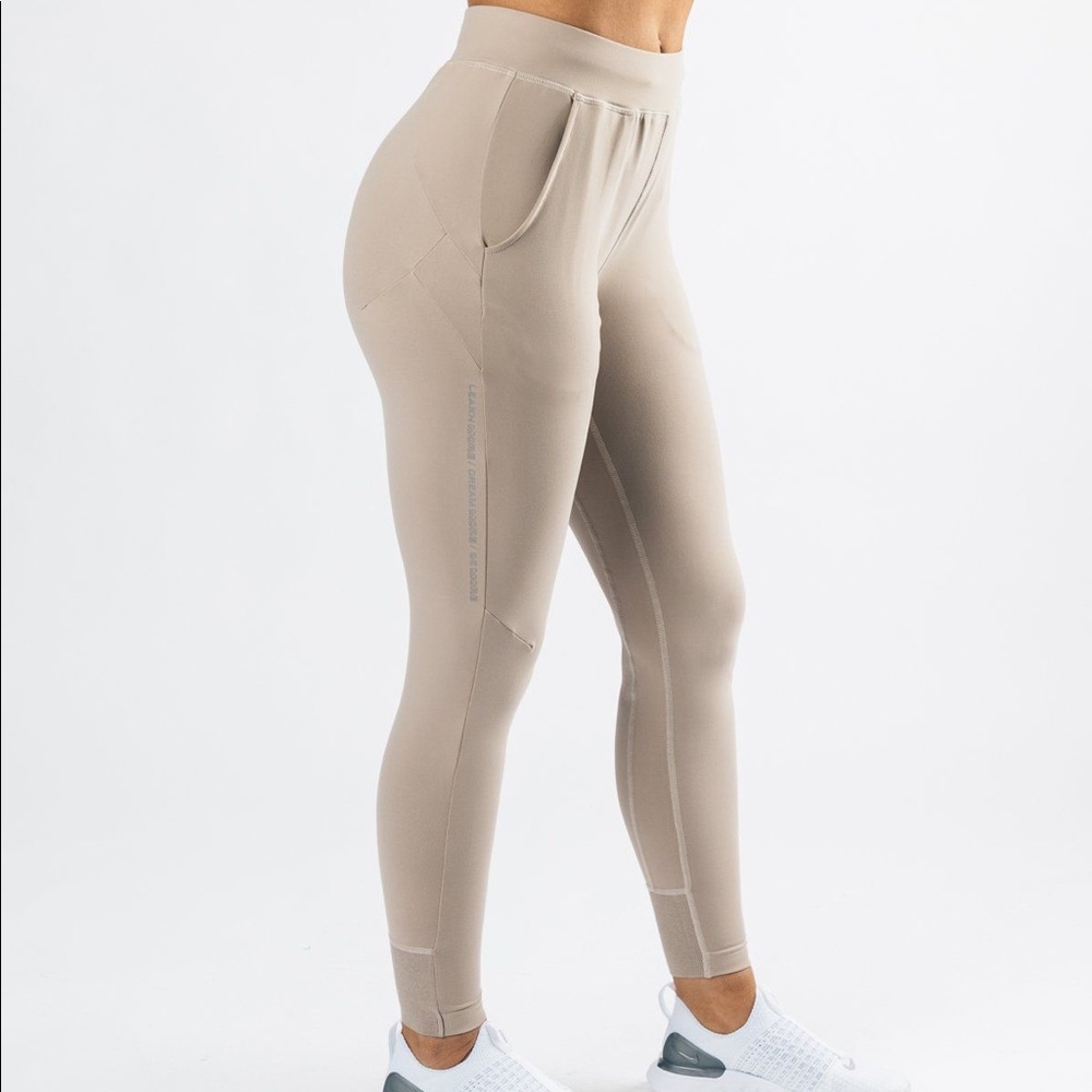 alphalete pro-elite jogger in white sand